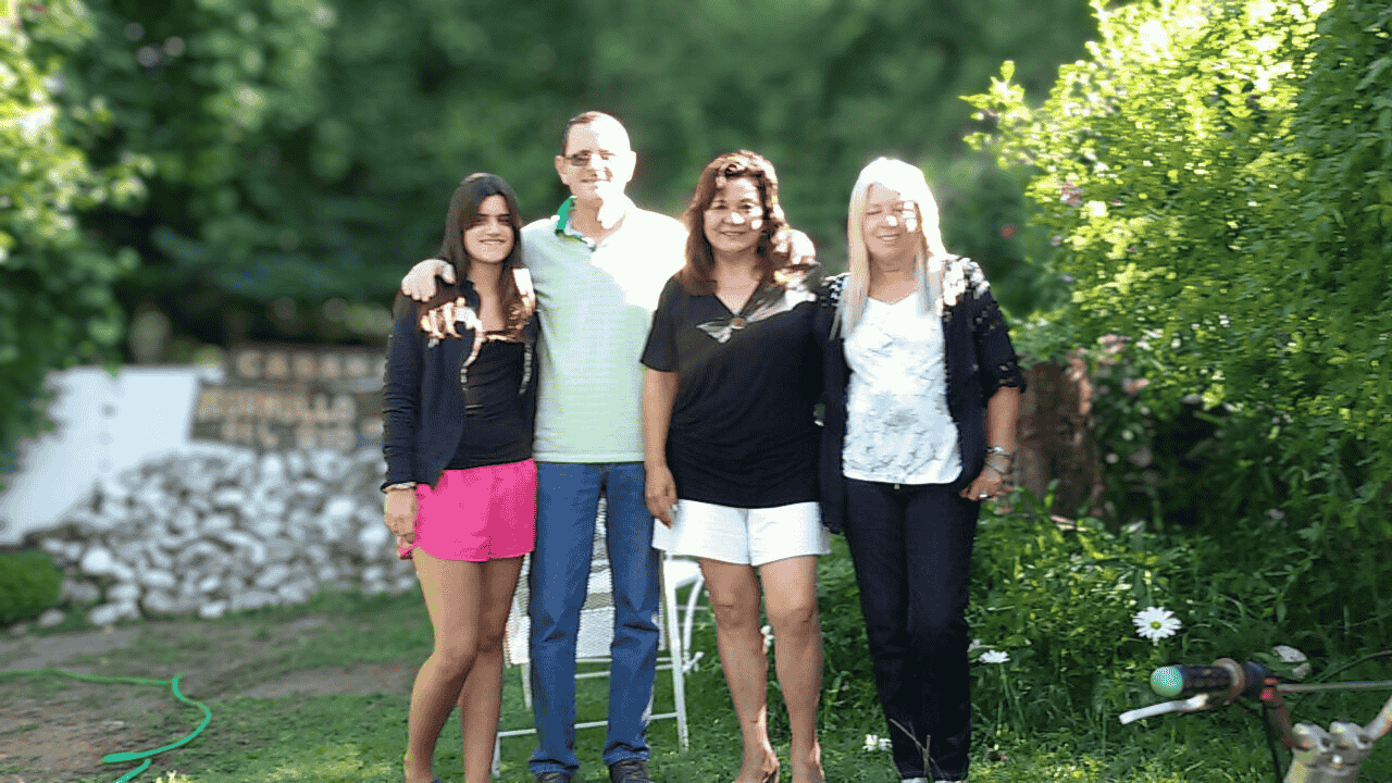 Familia disfrutando en el complejo de cabañas