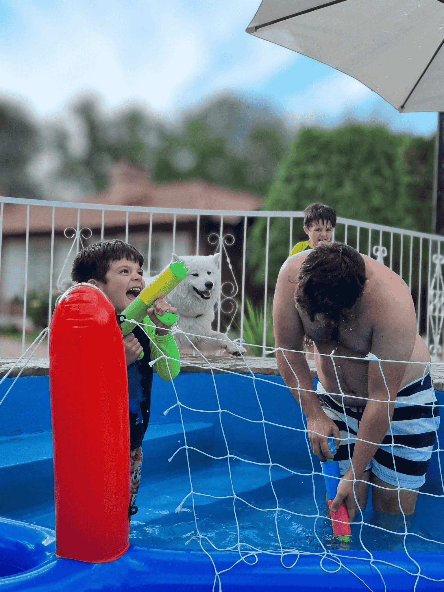 Niños jugando en el río en Potrero de los Funes